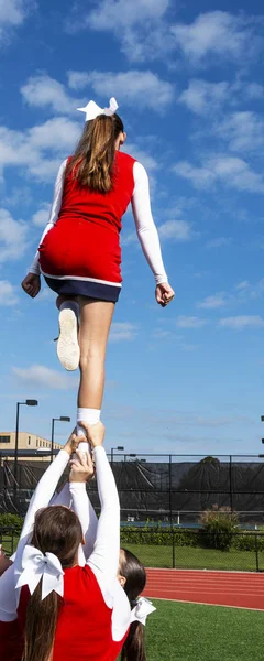 Cheerleaders Estão Uma Pirâmide Segurando Seu Companheiro Equipe Por Uma — Fotografia de Stock