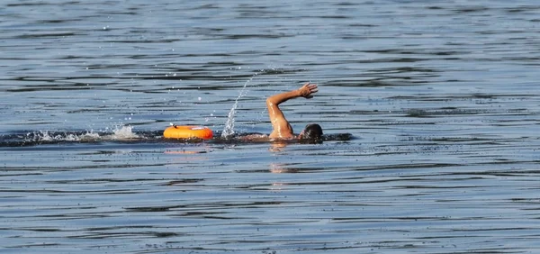 Nadador Nadando Uma Baía Água Com Pequeno Dispositivo Flutuação Laranja — Fotografia de Stock