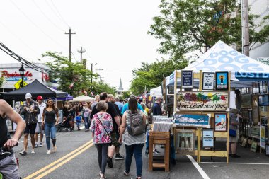 Bay Shore, New York, ABD - 10 Haziran 2018: ile sanat ve mal satan satıcıları insanlar bir sokak Bay Shore Long Island'da adil sırasında ana cadde üzerinde geziniyor.