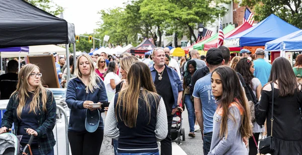 Bay Shore Nueva York Junio 2018 Muchas Personas Llenan Calle — Foto de Stock