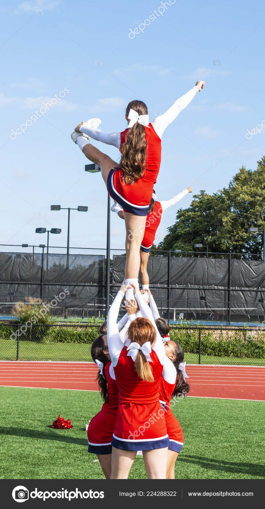 Cheerleader Una Piramide Praticando Tenendo Loro Compagno Squadra Thieir  Caviglie — Foto stock di © WoodysPhotos #224288322, image size:886x1700