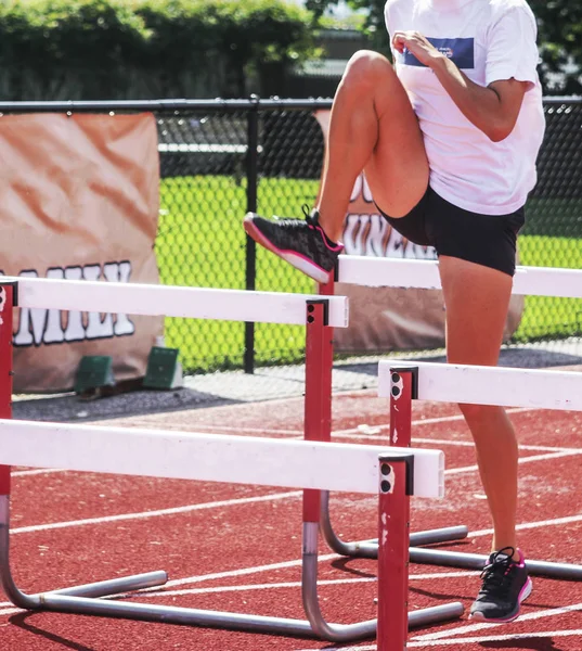 Kadın Atlet Atletizm Uygulama Hurdels Tarafında Praticing Bir Atla Matkap — Stok fotoğraf