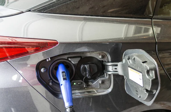 Coche Híbrido Eléctrico Está Conectado Casa Con Conector Eléctrico Azul — Foto de Stock