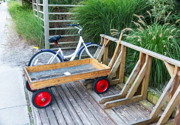 Ein Fahrrad Und Ein Wagen Stehen Vor Einem Sommerhaus Ocean — Stockfoto