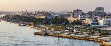 Havana, Küba'da - 25 Temmuz 2018: İnşaat El Malecone yolda bir cruiship üstüne alınan gündoğumu bakarak Eski Havana görünümü kıyı şeridi.