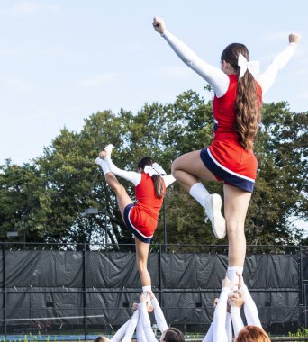 İki lise amigo müfreze onların takım arkadaşları onların ayak bilekleri tarafından hala tutarken gerçekleştirmek ve tezahürat.