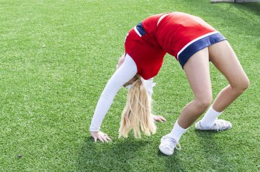 Gree çim üzerinde bir arka yürüyüşünü yapıyor kadar ısınma sırasında bir köprü bir lise amigo kız.