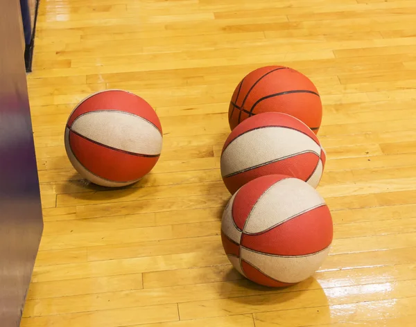 Четыре Баскетбольных Мяча Изолированных Полу Спортзала Время Тренировки Бакетболу Местной — стоковое фото
