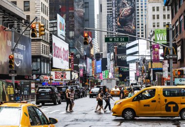 New York City, New York, ABD - 14 Ağustos 2018: bir yaz öğleden sonra Broadway ve Batı 52 sokak trafik.