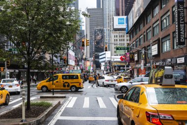 New York City, New York, ABD - 14 Ağustos 2018: New York City sokaklarında arabalar ve yayalar yaz Çarşamba afternnon üzerinde etkin olan.