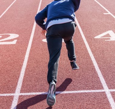 Practiceng bir parça atletizm uygulama, onun çalışmasını başlatır bir lise koşucusu.