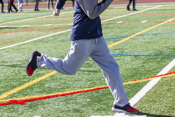 Bir Lise Sprinter Kış Atletizm Antrenman Sırasında Yeşil Çim Sahada — Stok fotoğraf