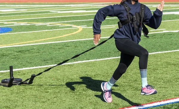 Uma Velocista Feminina Ensino Médio Está Correndo Enquanto Puxa Trenó — Fotografia de Stock
