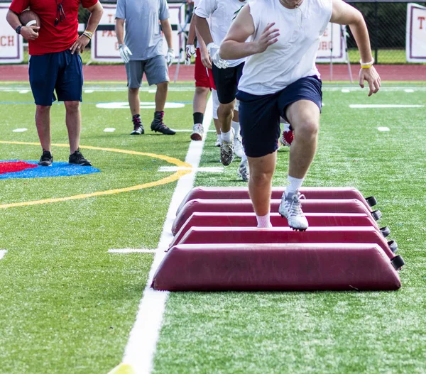 Joueur Football Secondaire Franchit Les Barrières Rouges Qui Sont Posées — Photo