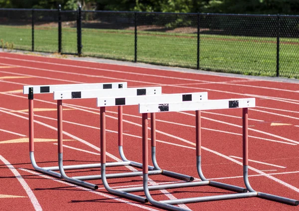 Quatro Obstáculos Estão Juntos Uma Pista Vermelha Para Atletas Fazerem — Fotografia de Stock