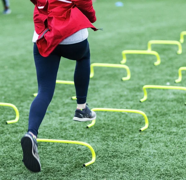 Corredor Escuela Secundaria Está Corriendo Sobre Mini Obstáculos Amarillos Que —  Fotos de Stock