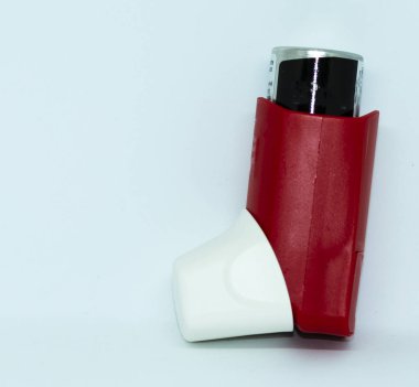 Kırmızı ve beyaz astım inhaler ayakta beyaz bir arka plan infront kurtarmak.