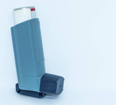 Reklam alanı için oda ile beyaz artalan önünde bir inhaler ayakta.