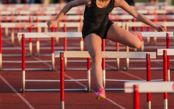 Liseli Kızlar Atletizm Buluşma Pentathalon Yarışmada Sırasında 100 Metre Engelli — Stok fotoğraf