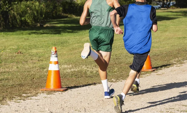 Dois Corredores Competindo Para Chegar Linha Chegada Primeiro Lugar Durante — Fotografia de Stock