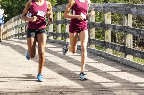 Dois Corredores Cross Country Ensino Médio Estão Lado Lado Frente — Fotografia de Stock