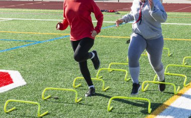 Sarı muz Engelli üzerinde çalışan iki sporcular