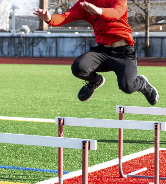 Спортсмен в воздухе прыгает через препятствия — стоковое фото