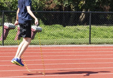 Genç çocuk bir parça ip atlama