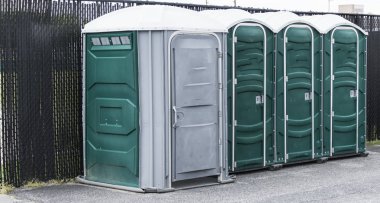 Yeşil ve gri porta potties