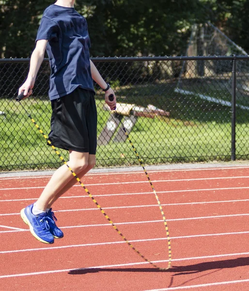 Corda da salto corridore su una pista — Foto Stock