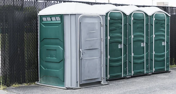 Gräsplan- och grå porta potties — Stockfoto