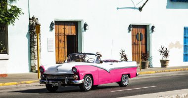 Pembe ve beyaz Cabrio Havana Küba'da bir yolda
