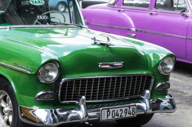 Yeşil 19502 Chevrolet Belair Küba'da önü