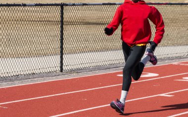 Hızlı bir yolda çalışan sprinter