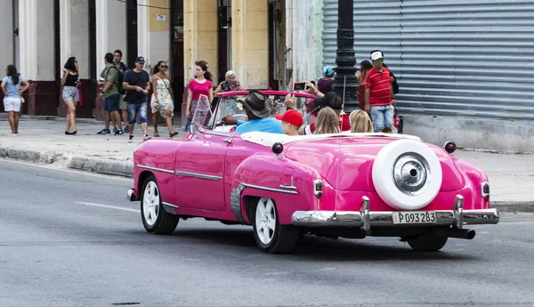 Турист на винтажном розовом кабриолете Chevy в Гаване Куба — стоковое фото