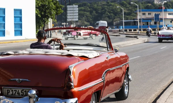 Классический старый красный кабриолет на Кубе — стоковое фото
