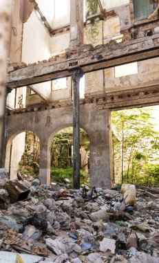 Çöple dolu harap binanın içinde Havana Küba