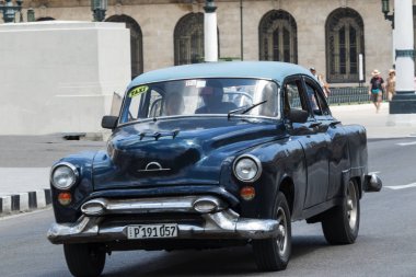 Havana Küba'da taksi olarak kullanılan klasik mavi araba