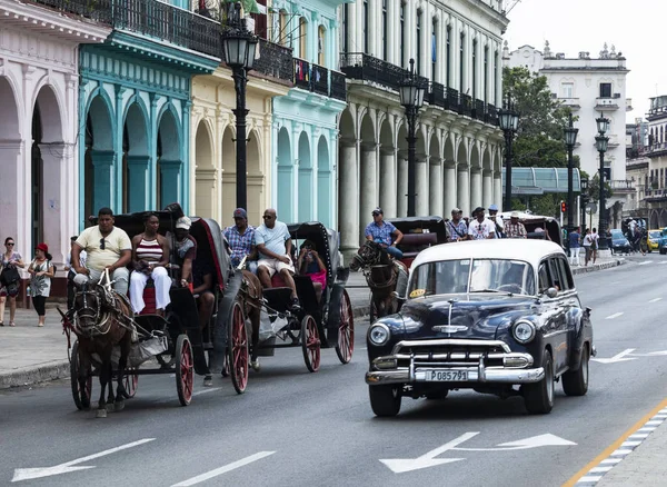 Antieke auto's met paard en buggy's op wegen in Havana Cuba — Stockfoto