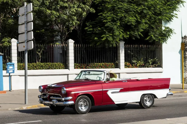 Красно-белый классический шевроле на Кубе — стоковое фото