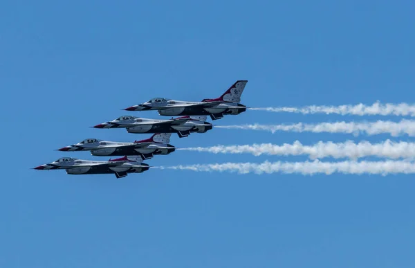 USAF Thunderbirds staplade en över den andra i formation — Stockfoto