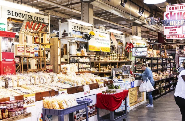Im Inneren des Lesemarktes mit lokalen Waren — Stockfoto