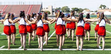 Lise kickline takım