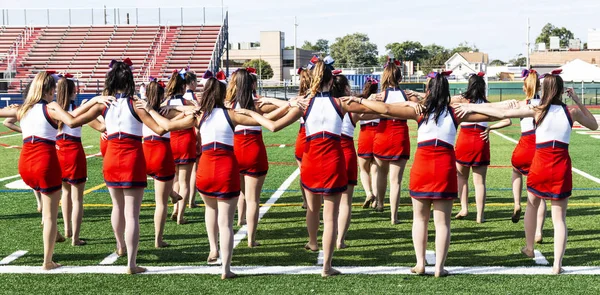 Equipo de Kickline de secundaria —  Fotos de Stock