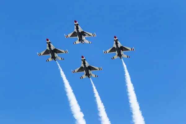 USAF Thunderbirds flyger i diamant formation overhead — Stockfoto
