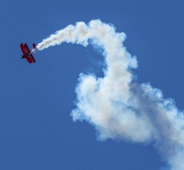 Oracle Stunt bi-düzlem duman izini bırakarak gökyüzünde büküm