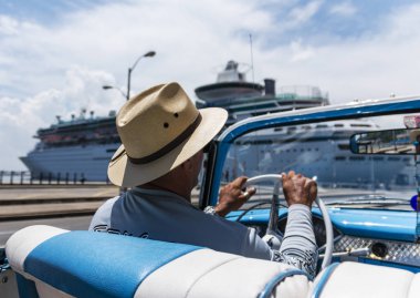 Havana Küba 'da Convertible taksi Cruise Ship geçen