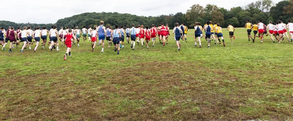 Meninos cross country corrida começar por trás — Fotografia de Stock