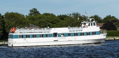 Fire Island'a giden yolcu feribotu