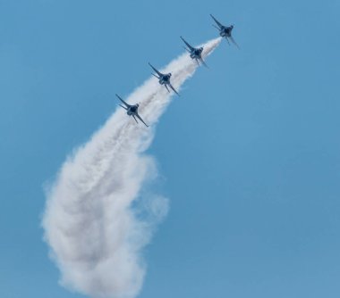 Thunderbirds arkalarında ağır duman ile birbirlerinin altında flyig